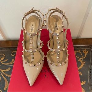 Valentino Rockstud Patent Pump in Poudre size 41